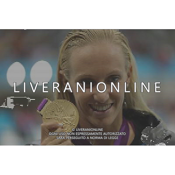 (120729) -- LONDON, July 29, 2012 () -- Dana Vollmer of U.S. poses at the awarding ceremony of women\'s 100m butterfly of swimming at the London 2012 Olympic Games in London, Britain, July 29, 2012. Dana Vollmer of U.S. claimed the title of this event and set a new world record with 55.98. (/Fei Maohua)(zgp) /ALDO LIVERANI SAS-ITALY ONLY - EDITORIAL USE ONLY