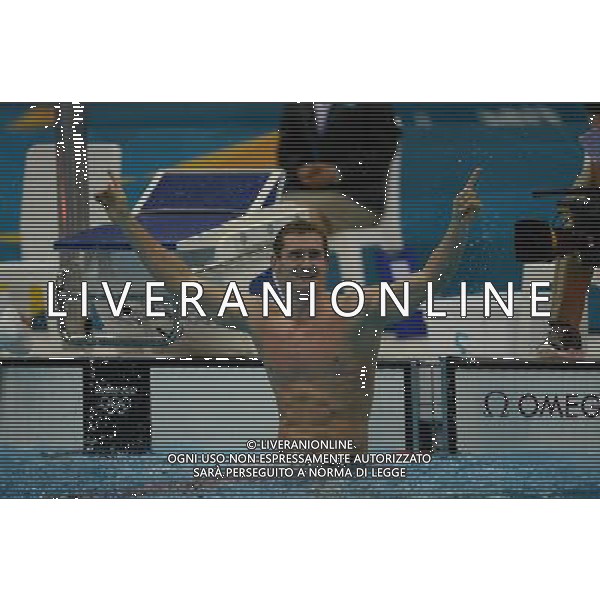 (120729) -- LONDON, July 29, 2012 () ¨C Cameron van der Burgh of South Africa gestures after winning in men\'s swimming 100m breaststroke final contest, at London 2012 Olympic Games in London, Britain, on July 29, 2012. Cameron van der Burgh of South Africa won gold medal with a new world record of 58.46. (/Yang Zongyou) (nxl) /ALDO LIVERANI SAS-ITALY ONLY - EDITORIAL USE ONLY