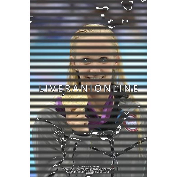 (120729) -- LONDON, July 29, 2012 () -- Dana Vollmer of U.S. poses with gold medal at the awarding ceremony of women\'s 100m butterfly of swimming at the London 2012 Olympic Games in London, Britain, July 29, 2012. Dana Vollmer of U.S. claimed the title of this event and set a new world record with 55.98. (/Yang Zongyou)(zgp) /ALDO LIVERANI SAS-ITALY ONLY - EDITORIAL USE ONLY