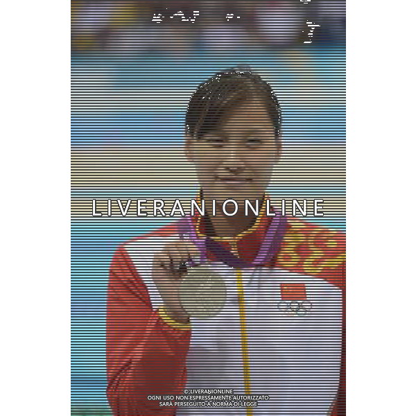 (120729) -- LONDON, July 29, 2012 () -- Lu Ying of China poses with silver medal at the awarding ceremony of women\'s 100m butterfly of swimming at the London 2012 Olympic Games in London, Britain, July 29, 2012. Lu won the silver medal with 56.87. (/Yang Zongyou)(zgp) /ALDO LIVERANI SAS-ITALY ONLY - EDITORIAL USE ONLY