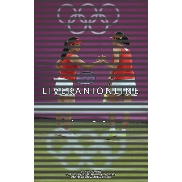 (120730) -- LONDON, July 30, 2012 () -- Zheng Jie and Peng Shuai of China take part in women\'s tennis doubles 2nd round match at London 2012 Olympic Games in London, Britain, on July 30, 2012. The Chinese duet defeated Nuria Llagostera Vives and Maria Jose Martinez Sanchez of Spain 2-0. (/Tao Xiyi) (nxl) AG ALDO LIVERANI S A S ONLY ITALY