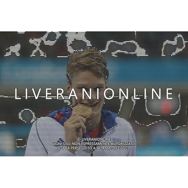 (120730) -- LONDON, July 30, 2012 () -- Yannick Agnel of France poses at the awarding ceremony of men\'s 200m freestyle of swimming at the London 2012 Olympic Games in London, Britain, July 30, 2012. Yannick Agnel of France claimed the title with 1:43.14. (/Fei Maohua)(zgp) AG ALDO LIVERANI S A S ONLY ITALY