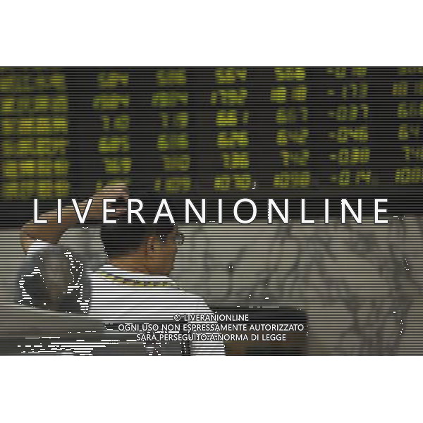 (120731) -- SHANGHAI, July 31, 2012 () -- An investor looks through stock information at a securities trading hall in Shanghai, east China, July 31, 2012. Chinese stocks closed lower on Tuesday, as the benchmark Shanghai Composite Index fell 0.3 percent, or 6.28 points, to close at 2,103.63. The Shenzhen Component Index closed at 9,059.22, down 0.13 percent, or 11.84 points. (/Pei Xin) (lfj) ©photoshot/AGENZIA ALDO LIVERANI SAS - ITALY ONLY - Cina: Tabellone elettronico che mostra l\'indice della borsa di Shanghai