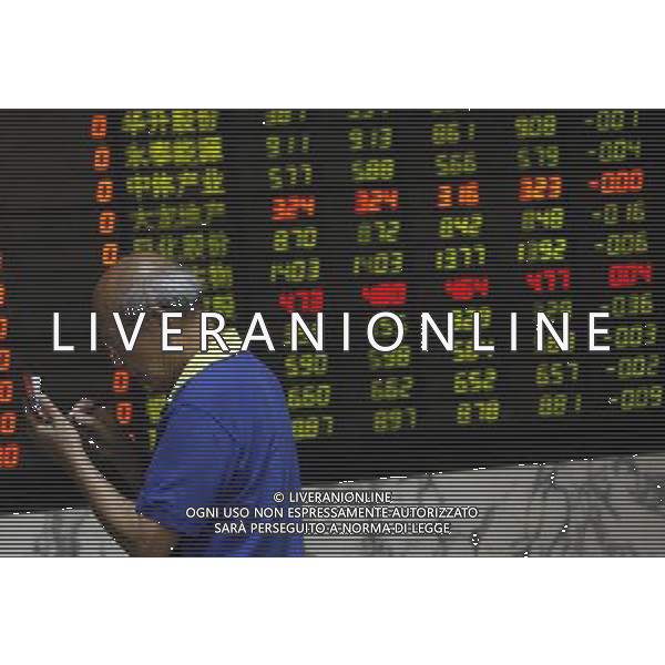 (120731) -- SHANGHAI, July 31, 2012 () -- An investor records stock information at a securities trading hall in Shanghai, east China, July 31, 2012. Chinese stocks closed lower on Tuesday, as the benchmark Shanghai Composite Index fell 0.3 percent, or 6.28 points, to close at 2,103.63. The Shenzhen Component Index closed at 9,059.22, down 0.13 percent, or 11.84 points. (/Pei Xin) (lfj) ©photoshot/AGENZIA ALDO LIVERANI SAS - ITALY ONLY - Cina: Tabellone elettronico che mostra l\'indice della borsa di Shanghai