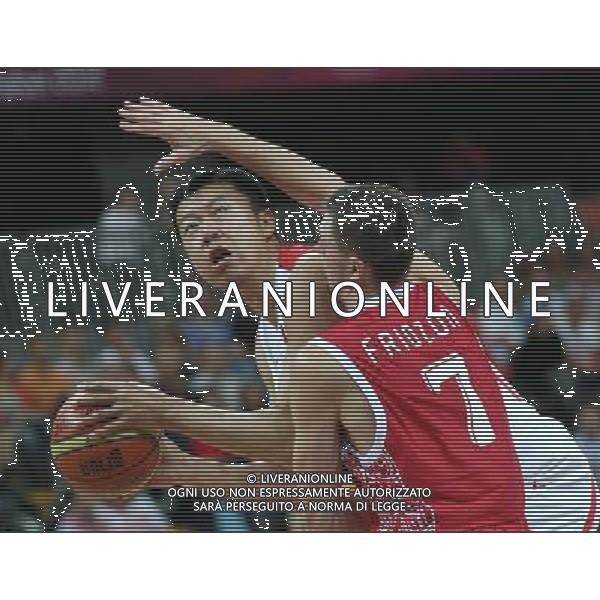 (120731) -- LONDON, July 31, 2012 () -- Vitaliy Fridzon of Russia (No.7) defends Wang Zhizhi of China during men\'s basketball preliminary round group B match between China and Russia, at London 2012 Olympic Games in London, Britain, on July 31, 2012. Russia won 73-54. (/Meng Yongmin) (nxl) ©photoshot/AGENZIA ALDO LIVERANI SAS - ITALY ONLY - Giochi Olimpici - Olimpiadi Londra 2012