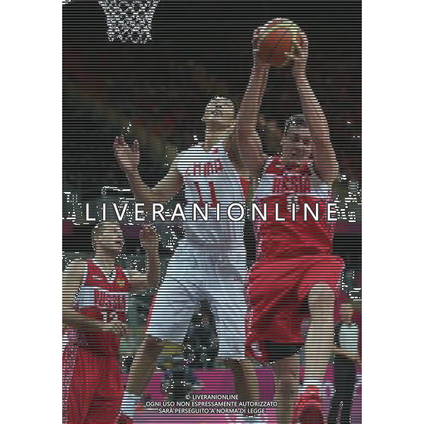 (120731) -- LONDON, July 31, 2012 () -- Sasha Kaun of Russia (No.8) competes with Yi Jianlian of China during men\'s basketball preliminary round group B match between China and Russia, at London 2012 Olympic Games in London, Britain, on July 31, 2012. Russia won 73-54. (/Meng Yongmin) (nxl) ©photoshot/AGENZIA ALDO LIVERANI SAS - ITALY ONLY - Giochi Olimpici - Olimpiadi Londra 2012