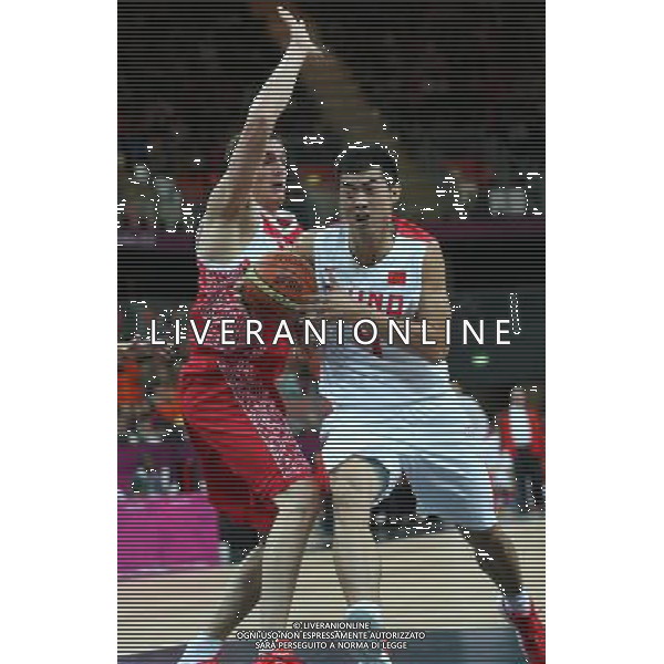 (120731) -- LONDON, July 31, 2012 () -- Ding Jinhui of China dribbles during men\'s basketball preliminary round group B match between China and Russia, at London 2012 Olympic Games in London, Britain, on July 31, 2012. Russia won 73-54. (/Meng Yongmin) (nxl) ©photoshot/AGENZIA ALDO LIVERANI SAS - ITALY ONLY - Giochi Olimpici - Olimpiadi Londra 2012