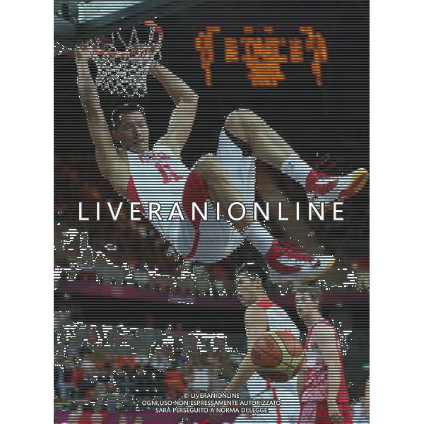 (120731) -- LONDON, July 31, 2012 () -- Yi Jianlian of China dunks during men\'s basketball preliminary round group B match between China and Russia, at London 2012 Olympic Games in London, Britain, on July 31, 2012. Russia won 73-54. (/Meng Yongmin) (nxl) ©photoshot/AGENZIA ALDO LIVERANI SAS - ITALY ONLY - Giochi Olimpici - Olimpiadi Londra 2012
