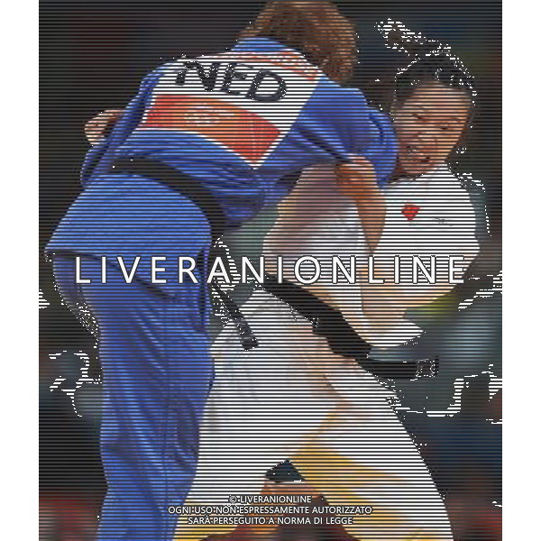 (120731) -- LONDON, July 31, 2012 () -- Xu Lili of China (in white) competes with Elisabeth Willeboordse of the Netherlands during women\'s Judo 63kg quarterfinal contest, at London 2012 Olympic Games in London, Britain, on July 31, 2012. Xu Lili of China won. (/Wu Xiaoling) (nxl) ©photoshot/AGENZIA ALDO LIVERANI SAS - ITALY ONLY - Giochi Olimpici - Olimpiadi Londra 2012