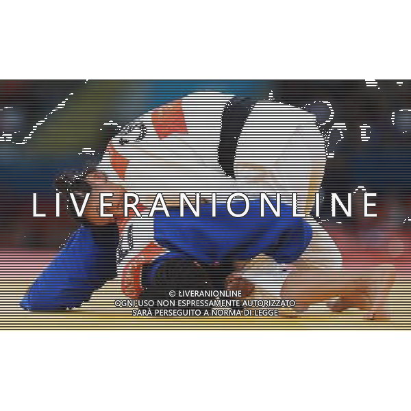 (120731) -- LONDON, July 31, 2012 () -- Xu Lili of China (in white) competes with Edwige Gwend of Italy during women\'s Judo 63kg elimination round of 16 contest, at London 2012 Olympic Games in London, Britain, on July 31, 2012.Xu Lili of China won. (/Wu Xiaoling) (nxl) ©photoshot/AGENZIA ALDO LIVERANI SAS - ITALY ONLY - Giochi Olimpici - Olimpiadi Londra 2012