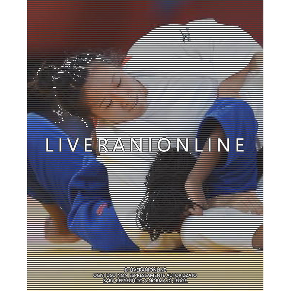 (120731) -- LONDON, July 31, 2012 () -- Xu Lili of China (in white) competes with Edwige Gwend of Italy during women\'s Judo 63kg elimination round of 16 contest, at London 2012 Olympic Games in London, Britain, on July 31, 2012.Xu Lili of China won. (/Wu Xiaoling) (nxl) ©photoshot/AGENZIA ALDO LIVERANI SAS - ITALY ONLY - Giochi Olimpici - Olimpiadi Londra 2012