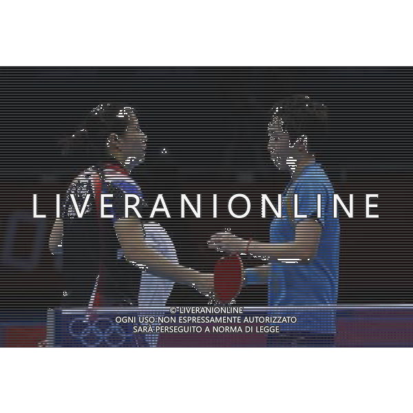 (120731) -- LONDON, July 31, 2012 () -- Feng Tianwei of Singapore (R) shakes hands with Kim Kyungah of South Korea after women\'s table tennis singles quarterfinal match, at London 2012 Olympic Games in London, Britain, on July 31, 2012. Feng Tianwei of Singapore defeated Kim Kyungah of South Korea 4-2. (/Shen Bohan) (nxl) ©photoshot/AGENZIA ALDO LIVERANI SAS - ITALY ONLY - Giochi Olimpici - Olimpiadi Londra 2012