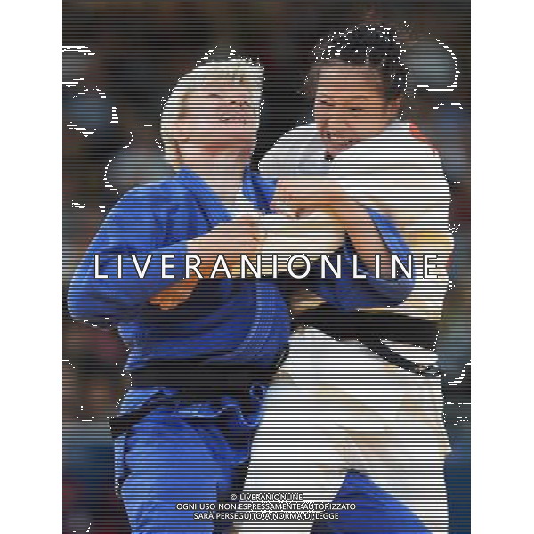(120731) -- LONDON, July 31, 2012 () -- Urska Zolnir of Slovenia (in white) competes with Xu Lili of China during women\'s Judo 63kg gold medal contest, at London 2012 Olympic Games in London, Britain, on July 31, 2012. Urska Zolnir of Slovenia won. (/Wu Xiaoling) (nxl) /ALDO LIVERANI SAS-ITALY ONLY - EDITORIAL USE ONLY