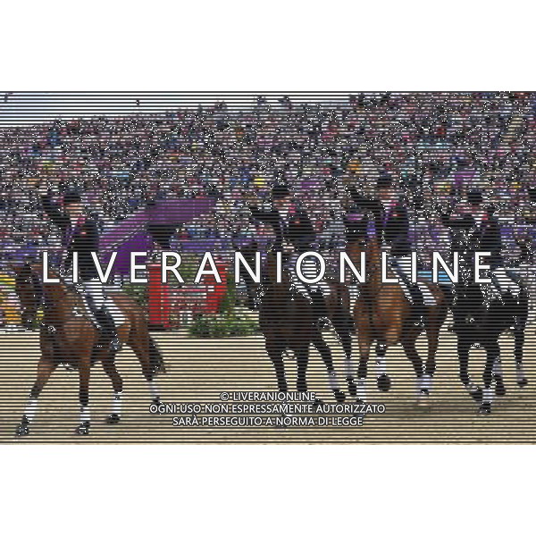 (120731) -- LONDON, July 31, 2012 () -- The team of Britain celebrate after the awarding ceremony of equestrian team eventing at the London 2012 Olympic Games in London, Britain, July 31, 2012. German team claimed the title of this event. (/Gesang Dawa)(zgp) /ALDO LIVERANI SAS-ITALY ONLY - EDITORIAL USE ONLY
