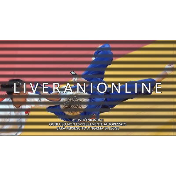 (120731) -- LONDON, July 31, 2012 () -- Urska Zolnir (R) of Slovenia competes with Xu Lili of China during the women\'s 63kg judo gold medal contest at London 2012 Olympic Games, London, Britain, July 31, 2012. Urska Zolnir won the match and claimed the gold medal of the event. (/Chen Xiaowei) /ALDO LIVERANI SAS-ITALY ONLY - EDITORIAL USE ONLY