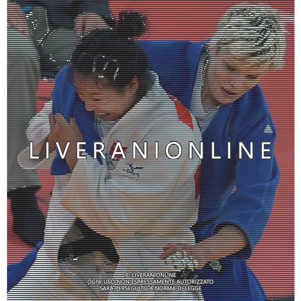 (120731) -- LONDON, July 31, 2012 () -- Urska Zolnir (R) of Slovenia competes with Xu Lili of China during the women\'s 63kg judo gold medal contest at London 2012 Olympic Games, London, Britain, July 31, 2012. Urska Zolnir won the match and claimed the gold medal of the event. (/Chen Xiaowei) /ALDO LIVERANI SAS-ITALY ONLY - EDITORIAL USE ONLY