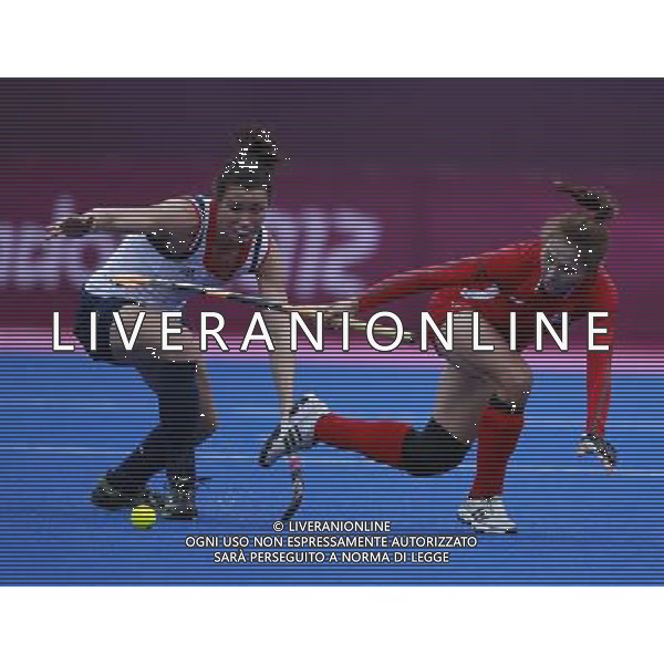 (120731) -- LONDON, July 31, 2012 () -- Anne Panter (L) of Britain vies with Han Hye Lyoung of South Korea during the women\'s preliminary Pool WA match of hockey at London 2012 Olympic Games, London, Britain, July 31, 2012. Britain won the match 5-3. (/Ren Zhenglai) /ALDO LIVERANI SAS-ITALY ONLY - EDITORIAL USE ONLY