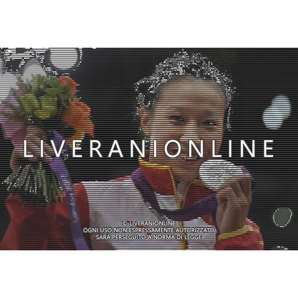 (120731) -- LONDON, July 31, 2012 () -- Silver medalist Xu Lili of China poses at the awarding ceremony of women\'s 63kg judo event at London 2012 Olympic Games, London, Britain, July 31, 2012. (/Chen Xiaowei) /ALDO LIVERANI SAS-ITALY ONLY - EDITORIAL USE ONLY