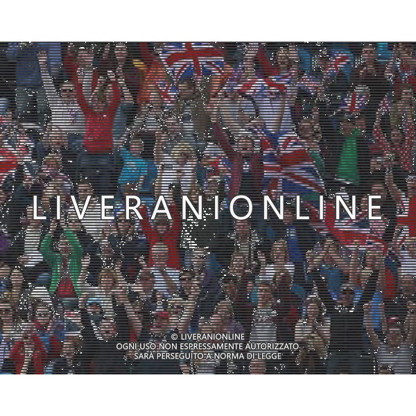 (120731) -- LONDON, July 31, 2012 () -- Fans cheer for team Britain during the women\'s preliminary Pool WA match of hockey between Britain and South Korea at London 2012 Olympic Games, London, Britain, July 31, 2012. Britain won the match 5-3. (/Ren Zhenglai) /ALDO LIVERANI SAS-ITALY ONLY - EDITORIAL USE ONLY
