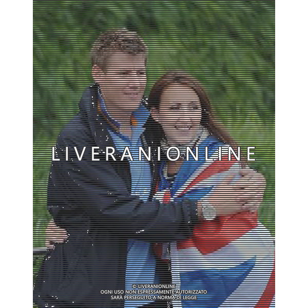 (120731) -- LONDON, July 31, 2012 () -- Spectators take pictures outside the Aquatics Center at London 2012 Olympic Games in London, Britain, on July 31, 2012. (/Yang Zongyou) (nxl) /ALDO LIVERANI SAS-ITALY ONLY - EDITORIAL USE ONLY