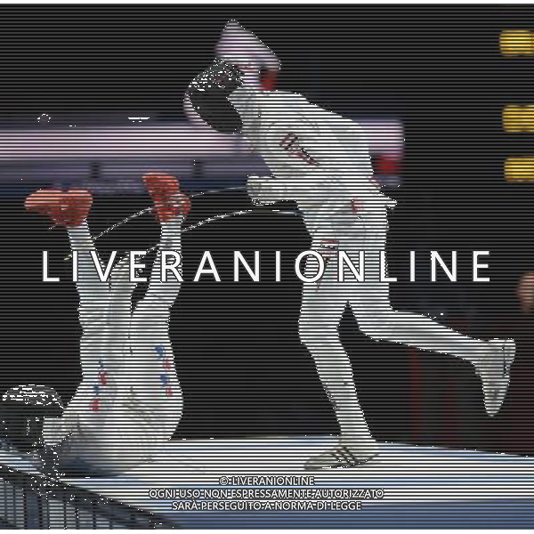 (120731) -- LONDON, July 31, 2012 () -- Alaaeldin Abouelkassam (R) of Egypt competes with Choi Byungchul of South Korea during men\'s foil individual semifinal match of fencing at the London 2012 Olympic Games in London, Britain, July 31, 2012. Alaaeldin Abouelkassam won the match 15-12, and advanced to the final. (/Zeng Yi) /ALDO LIVERANI SAS-ITALY ONLY - EDITORIAL USE ONLY