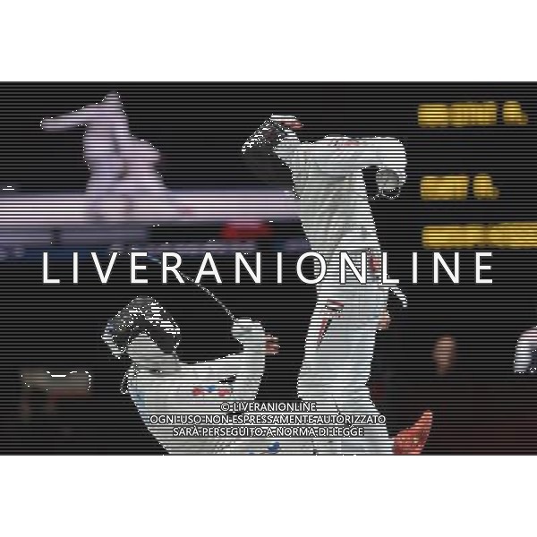 (120731) -- LONDON, July 31, 2012 () -- Alaaeldin Abouelkassam (R) of Egypt competes with Choi Byungchul of South Korea during men\'s foil individual semifinal match of fencing at the London 2012 Olympic Games in London, Britain, July 31, 2012. Alaaeldin Abouelkassam won the match 15-12, and advanced to the final. (/Zeng Yi) /ALDO LIVERANI SAS-ITALY ONLY - EDITORIAL USE ONLY