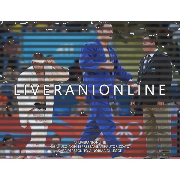 (120731) -- LONDON, July 31, 2012 () -- Travis Stevens of USA (in white) takes part in men\'s Judo 81kg semifinal contest, at London 2012 Olympic Games in London, Britain, on July 31, 2012. Travis Stevens sustained multiple injuries during his semifinal match agasint Ole Bischof of Germany which he finally lost. (/Wu Xiaoling) (nxl) /ALDO LIVERANI SAS-ITALY ONLY - EDITORIAL USE ONLY