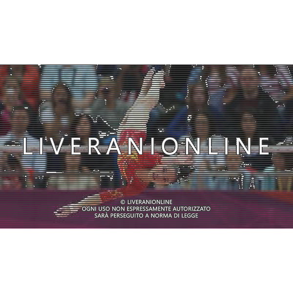 (120731) -- LONDON, July 31, 2012 () -- Yao Jinnan of China competes in uneven bars event of Gymnastics Artistic women\'s team final competition at London 2012 Olympic Games in London, Britain, July 31, 2012. The Chinese team ranked fourth in this event. (/Wang Lili) (zgp) /ALDO LIVERANI SAS-ITALY ONLY - EDITORIAL USE ONLY