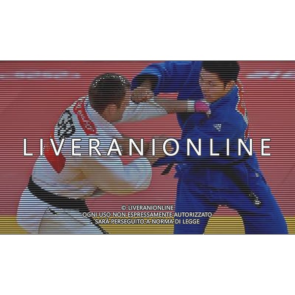 (120731) -- LONDON, July 31, 2012 () -- Kim Jae-Bum (R) of South Korea competes with Ole Bischof of Germany during the men\'s 81kg judo gold medal contest at London 2012 Olympic Games, London, Britain, July 31, 2012. Kim Jae-Bum won the match and claimed the gold medal of the event. (/Chen Xiaowei) /ALDO LIVERANI SAS-ITALY ONLY - EDITORIAL USE ONLY