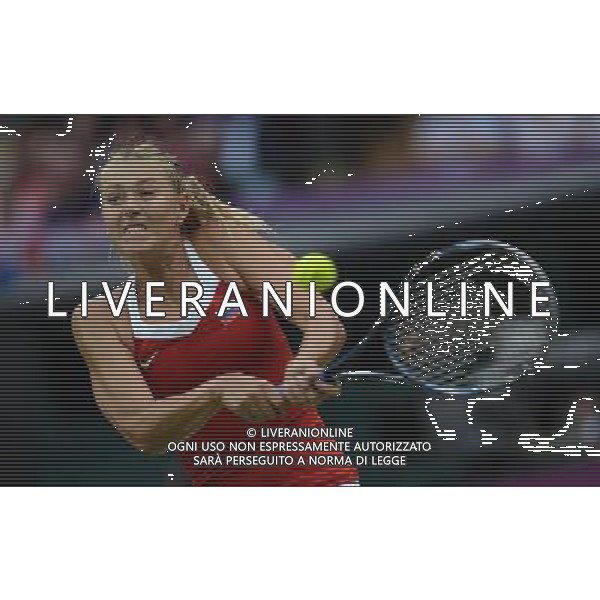 (120731) -- LONDON, July 31, 2012 () -- Maria Sharapova of Russia returns a ball during the 2nd round match of women\'s singles tennis event against Laura Robson of Britain at London 2012 Olympic Games, London, Britain, July 31, 2012. Maria Sharapova won the match 2-0. (/Tao Xiyi) /ALDO LIVERANI SAS-ITALY ONLY - EDITORIAL USE ONLY