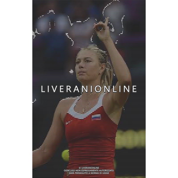 (120731) -- LONDON, July 31, 2012 () -- Maria Sharapova of Russia acknowledges the audience after winning the 2nd round match of women\'s singles tennis event against Laura Robson of Britain at London 2012 Olympic Games, London, Britain, July 31, 2012. Maria Sharapova won the match 2-0. (/Tao Xiyi) /ALDO LIVERANI SAS-ITALY ONLY - EDITORIAL USE ONLY