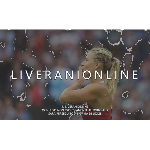 (120731) -- LONDON, July 31, 2012 () -- Maria Sharapova of Russia acknowledges the audience after winning the 2nd round match of women\'s singles tennis event against Laura Robson of Britain at London 2012 Olympic Games, London, Britain, July 31, 2012. Maria Sharapova won the match 2-0. (/Tao Xiyi) /ALDO LIVERANI SAS-ITALY ONLY - EDITORIAL USE ONLY