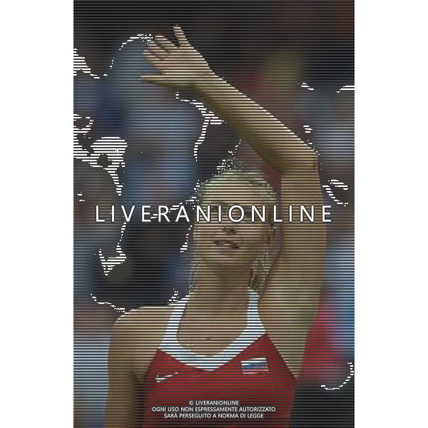 (120731) -- LONDON, July 31, 2012 () -- Maria Sharapova of Russia acknowledges the audience after winning the 2nd round match of women\'s singles tennis event against Laura Robson of Britain at London 2012 Olympic Games, London, Britain, July 31, 2012. Maria Sharapova won the match 2-0. (/Tao Xiyi) /ALDO LIVERANI SAS-ITALY ONLY - EDITORIAL USE ONLY