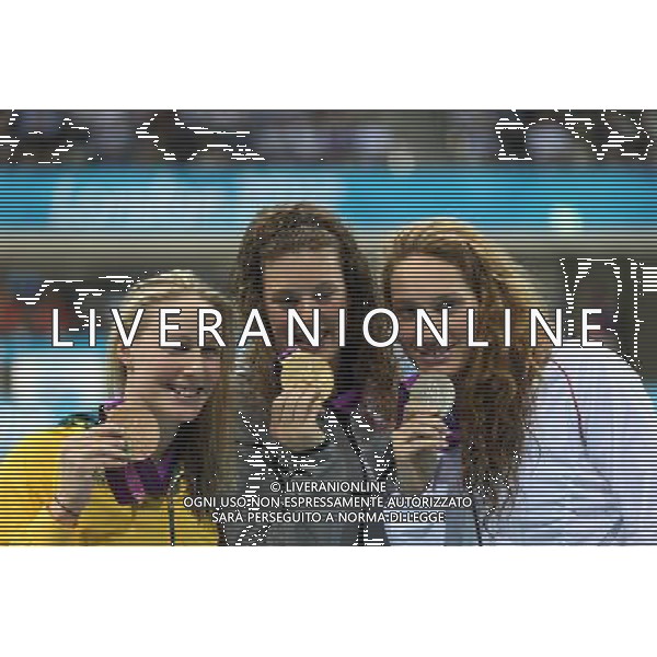 (120731) -- LONDON, July 31, 2012 () -- Gold medalist Allison Schmitt of USA (C), silver medalist Camille Muffat of France (R) and bronze medalist Bronte Barratt of Australia pose for pictures during victory ceremony of women\'s 200m freestyle swimming competition, at London 2012 Olympic Games in London, Britain, on July 31, 2012. Allison Schmitt of USA won gold medal. (/Fei Maohua) (nxl) /ALDO LIVERANI SAS-ITALY ONLY - EDITORIAL USE ONLY