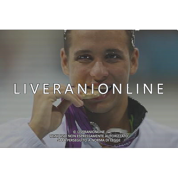 (120731) -- LONDON, July 31, 2012 () -- Chad le Clos of South Africa poses at the awarding ceremony of men\'s 200m butterfly final of swimming at the London 2012 Olympic Games in London, Britain, July 31, 2012. Chad le Clos of South Africa claimed the title with 1:52.96. (/Fei Maohua)(zgp) /ALDO LIVERANI SAS-ITALY ONLY - EDITORIAL USE ONLY