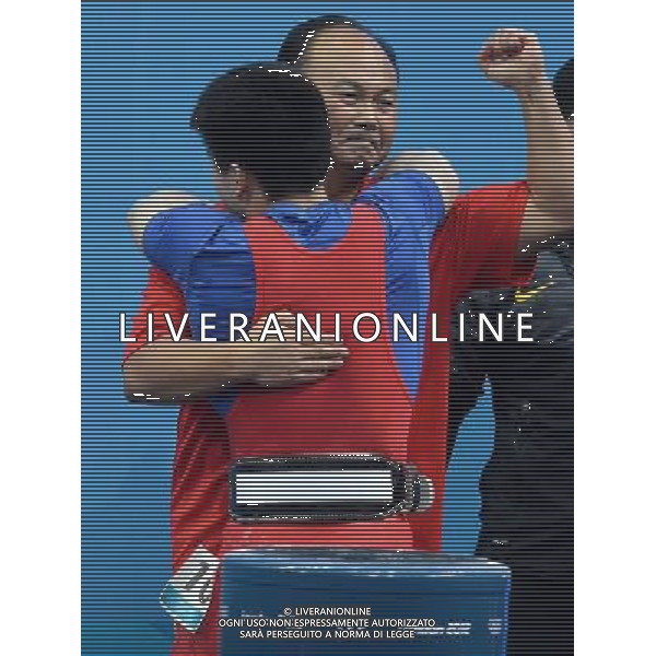 (120731) -- LONDON, July 31, 2012 () -- Lin Qingfeng of China hugs his coach after men\'s weightlifting 69kg competition, at London 2012 Olympic Games in London, Britain, July 31, 2012. Lin Qingfeng won the gold medal. (/Gong Lei) (zgp) /ALDO LIVERANI SAS-ITALY ONLY - EDITORIAL USE ONLY