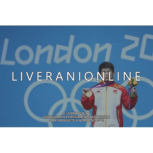 (120731) -- LONDON, July 31, 2012 () -- Lin Qingfeng of China poses at the awarding ceremony of men\'s weightlifting 69kg competition, at London 2012 Olympic Games in London, Britain, July 31, 2012. Lin Qingfeng won the gold medal. (/Chen Jianli) (zgp) /ALDO LIVERANI SAS-ITALY ONLY - EDITORIAL USE ONLY
