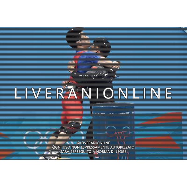 (120731) -- LONDON, July 31, 2012 () -- Lin Qingfeng (L) of China hugs his coach after men\'s weightlifting 69kg competition, at London 2012 Olympic Games in London, Britain, July 31, 2012. Lin Qingfeng won the gold medal. (/Gong Lei) (zgp) /ALDO LIVERANI SAS-ITALY ONLY - EDITORIAL USE ONLY