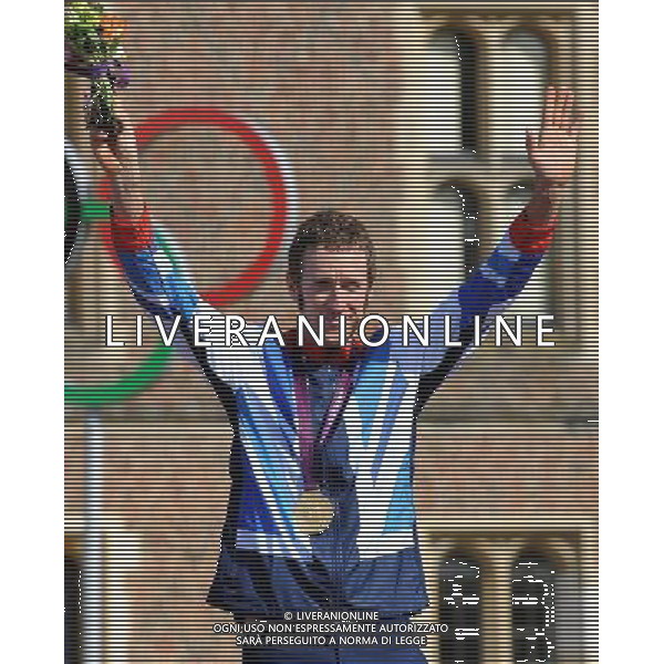 Bradley Wiggins GBR Kisses his Gold medal after winning the Men\'s Individual Time Trial Final 2012 London Olympics - Day 5 - Men\'s Individual Time Trial - Hampton Court Palace - London - Wednesday 1st August 2012 Œ© CameraSport - 43 Linden Ave. Countesthorpe. Leicester. England. LE8 5PG - Tel: +44 (0) 116 277 4147 - admin@camerasport.com - www.camerasport.com, Photographer: Ian Cook /AGENZIA ALDO LIVERANI SAS - ITALY ONLY - Bradley Wiggins vincitore della medaglia d\'oro nella Finale cronometro individuale maschile Olimpiadi di Londra 2012 Hampton Court Palace - Londra - Mercoled“ 1 agosto 2012