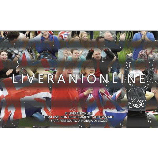 A large group of fans celebrate the first Gold Medal won by team GB Rowers, after watching it on giant screens in the Olympic Park, in Stratford east London. ©PHOTOSHOT/AGENZIA ALDO LIVERANI SAS - ITALY ONLY - GIOCHI OLIMPICI, OLIMPIADI LONDRA 2012