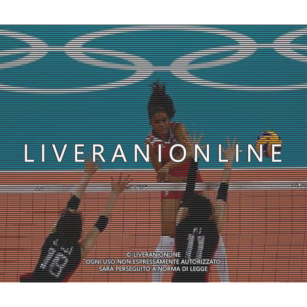 (120801) -- LONDON, Aug. 1, 2012 () -- Players of Dominican Republic (in red) competes with Japanese players during women\'s volleyball preliminary pool A match between Domincan Republic and Japan, at London 2012 Olympic Games in London, Britain, on August 1, 2012. Japan won 3-0. (/Jin Liwang) (nxl) ©PHOTOSHOT/AGENZIA ALDO LIVERANI SAS - ITALY ONLY - GIOCHI OLIMPICI, OLIMPIADI LONDRA 2012