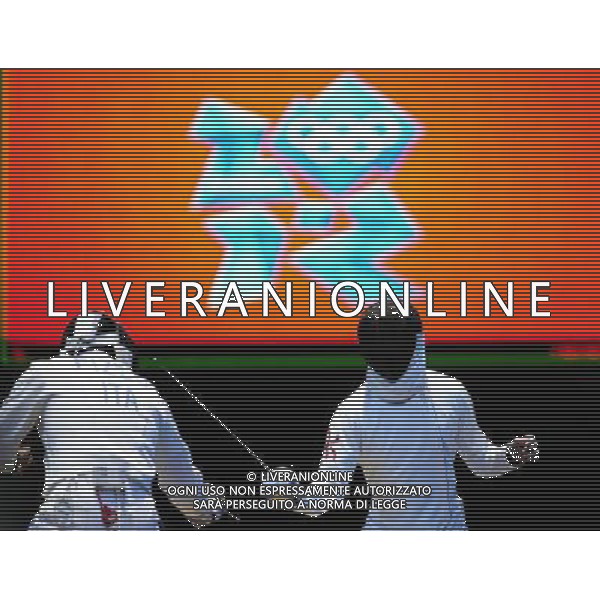 (120801) -- LONDON, Aug. 1, 2012 () -- Paolo Pizzo of Italy competes with Leung Ka Ming of Chinese Hong Kong during men\'s fencing Epee individual round of 32 match, at London 2012 Olympic Games in London, Britain, on August 1, 2012. Paolo Pizzo of Italy defeated Leung Ka Ming of Chinese Hong Kong 15-14. (/Zeng Yi) (nxl) ©PHOTOSHOT/AGENZIA ALDO LIVERANI SAS - ITALY ONLY - GIOCHI OLIMPICI, OLIMPIADI LONDRA 2012