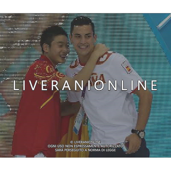 (120801) -- LONDON, Aug. 1, 2012 () -- China\'s Cao Yuan (L) poses with Spain\'s diver Javier Illana Garcia prior to men\'s synchronised 3m springboard event at the London 2012 Olympic Games in London, Britain, Aug. 1, 2012. Javier Illana Garcia gave Cao Yuan a flag of Real Madrid Club as a gift. (/Fei Maohua)(zgp) ©PHOTOSHOT/AGENZIA ALDO LIVERANI SAS - ITALY ONLY - GIOCHI OLIMPICI, OLIMPIADI LONDRA 2012