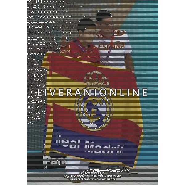 (120801) -- LONDON, Aug. 1, 2012 () -- China\'s Cao Yuan (L) poses with Spain\'s diver Javier Illana Garcia prior to men\'s synchronised 3m springboard event at the London 2012 Olympic Games in London, Britain, Aug. 1, 2012. Javier Illana Garcia gave Cao Yuan a flag of Real Madrid Club as a gift. (/Fei Maohua)(zgp) ©PHOTOSHOT/AGENZIA ALDO LIVERANI SAS - ITALY ONLY - GIOCHI OLIMPICI, OLIMPIADI LONDRA 2012