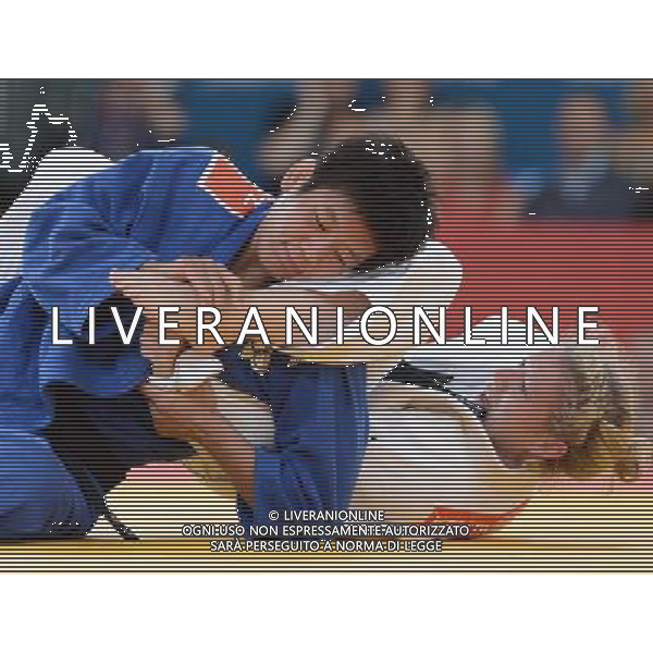 (120801) -- LONDON, Aug. 1, 2012 () -- Chen Fei of China (in blue) competes with Kerstin Thiele of Germany during women\'s Judo 70kg semifinal contest, at London 2012 Olympic Games in London, Britain, on August 1, 2012. Kerstin Thiele of Germany won. (/Wu Xiaoling) (nxl) ©PHOTOSHOT/AGENZIA ALDO LIVERANI SAS - ITALY ONLY - GIOCHI OLIMPICI, OLIMPIADI LONDRA 2012