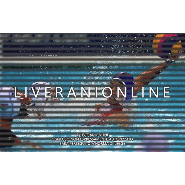 (120801) -- LONDON, Aug. 1, 2012 () -- Sun Yujun of China (R) attacks during women\'s water polo preliminary round group A match between China and Hungary, at London 2012 Olympic Games in London, Britain, on August 1, 2012. China lost 10-11. (/Gesang Dawa) (nxl) /ALDO LIVERANI SAS-ITALY ONLY - EDITORIAL USE ONLY