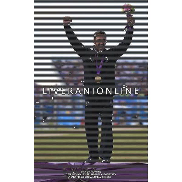 (120801) -- LONDON, Aug. 1, 2012 () -- Daniele Molmenti of Italy poses during victory ceremony of men\'s Kayak (K1) competition of Canoe Slalom, at London 2012 Olympic Games in London, Britain, on August 1, 2012. Daniele Molmenti won gold medal. (/Ren Zhenglai) (nxl) /ALDO LIVERANI SAS-ITALY ONLY - EDITORIAL USE ONLY