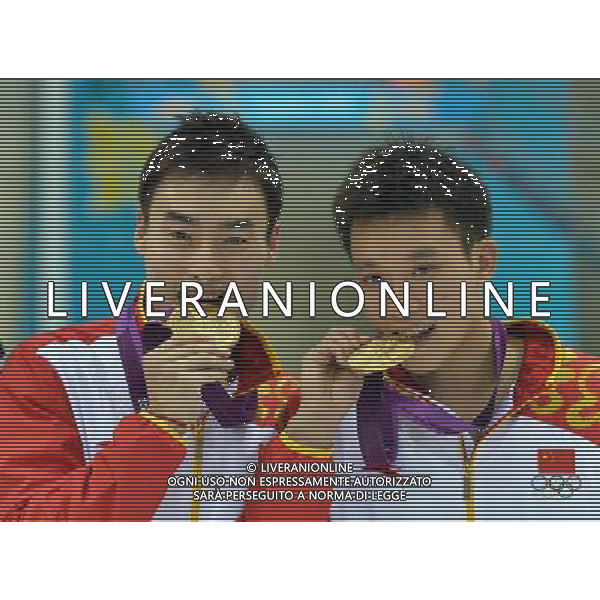 (120801) -- LONDON, Aug. 1, 2012 () -- Qin Kai (L)/Luo Yutong of China pose at the awarding ceremony of men\'s synchronised 3m springboard event at the London 2012 Olympic Games in London, Britain, Aug. 1, 2012. The Chinese divers claimed the title in this event. (/Liu Dawei)(zgp) /ALDO LIVERANI SAS-ITALY ONLY - EDITORIAL USE ONLY