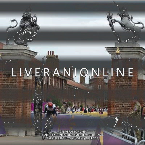 (120801) -- LONDON, Aug. 1, 2012 () -- Christopher Froome of Britain competes during men\'s individual time trial contest of Cycling Road event, at London 2012 Olympic Games in London, Britain, on August 1, 2012. Christopher Froome of Britain won bronze medal. (/Wang Jianhua) (nxl) /ALDO LIVERANI SAS-ITALY ONLY - EDITORIAL USE ONLY