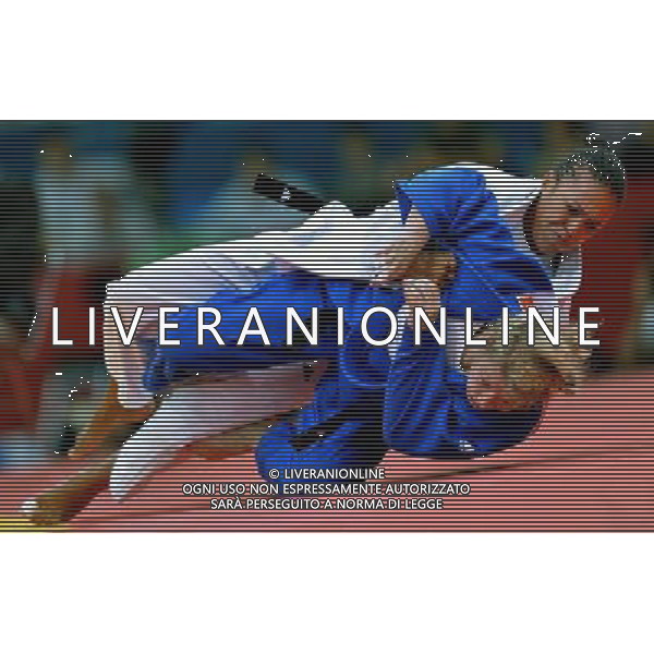 (120801) -- LONDON, Aug. 1, 2012 () -- Lucie Decosse of France (in white) competes with Kerstin Thiele of Germany during women\'s Judo 70kg gold medal contest, at London 2012 Olympic Games in London, Britain, on August 1, 2012. Lucie Decosse of France won. (/Chen Xiaowei) (nxl) /ALDO LIVERANI SAS-ITALY ONLY - EDITORIAL USE ONLY